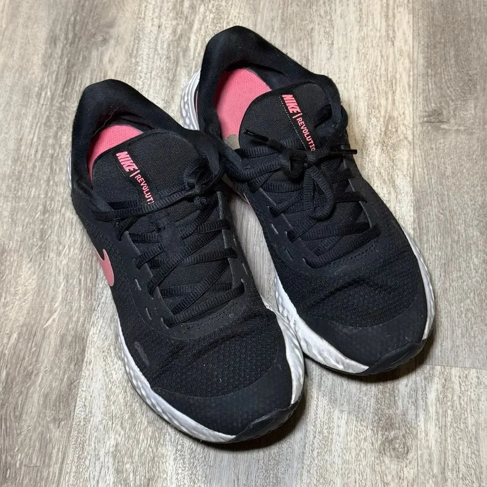 Nike Girl's Revolution size 6 Running‎ Shoes Black / Pink BQ5671-002